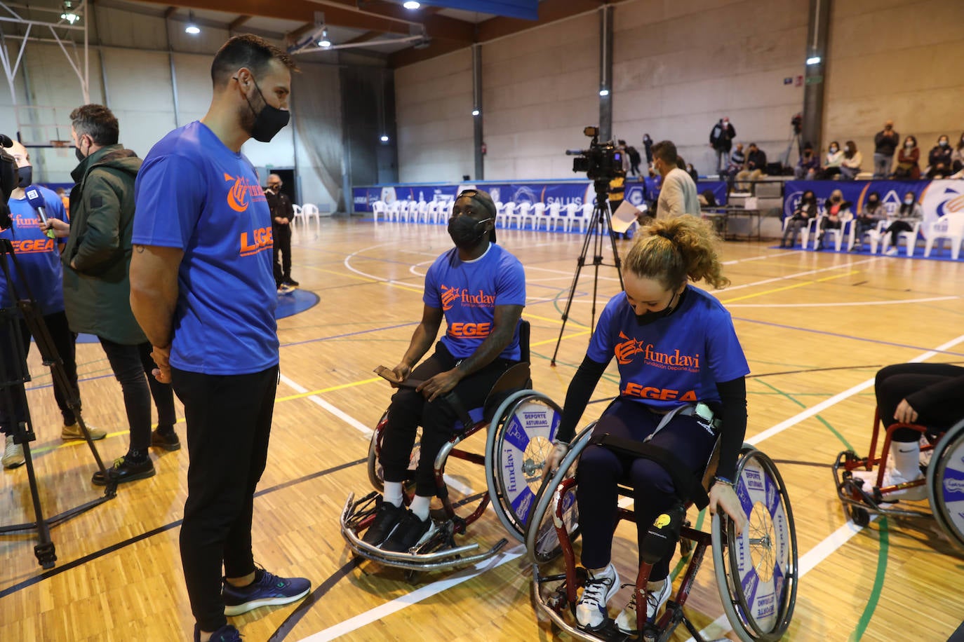 «Tenemos que hacer todo lo posible para ayudar a los deportistas adaptados». Bajo esta premisa, Avilés reunió un elenco de deportistas, entre los que había rostros muy reconocibles de gente solidarizada con la causa como Saúl Cravioto, oro olímpico en las citas de Pekín 2008 y Río de Janeiro 2016, la leyenda paralímpica Alberto Suárez, y Joaquín Alonso, el hombre que más veces vistió la camiseta del Sporting y actual representante de Relaciones Institucionales en la entidad rojiblanca.