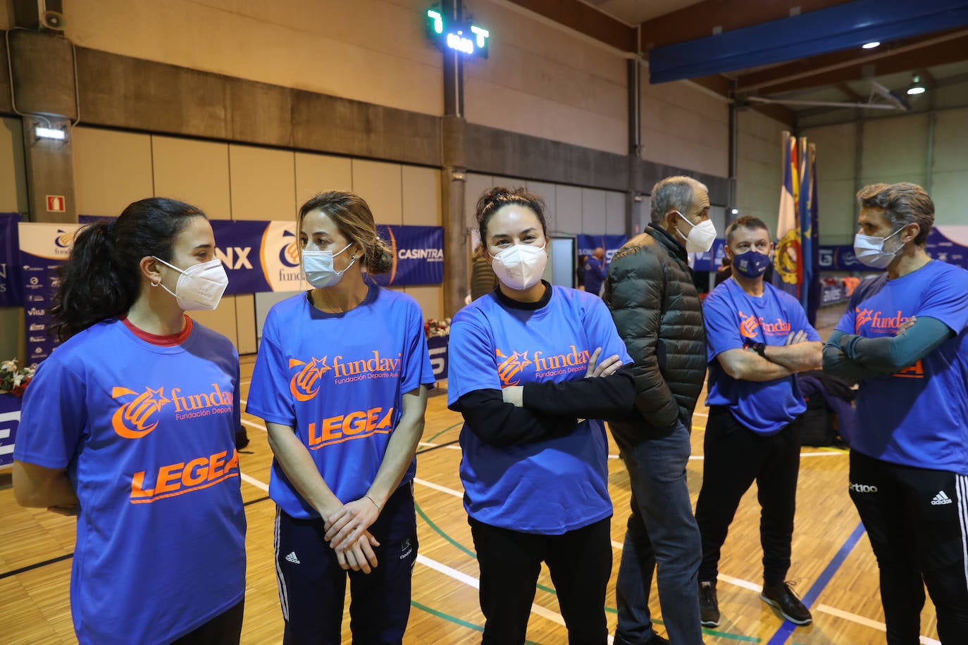 «Tenemos que hacer todo lo posible para ayudar a los deportistas adaptados». Bajo esta premisa, Avilés reunió un elenco de deportistas, entre los que había rostros muy reconocibles de gente solidarizada con la causa como Saúl Cravioto, oro olímpico en las citas de Pekín 2008 y Río de Janeiro 2016, la leyenda paralímpica Alberto Suárez, y Joaquín Alonso, el hombre que más veces vistió la camiseta del Sporting y actual representante de Relaciones Institucionales en la entidad rojiblanca.