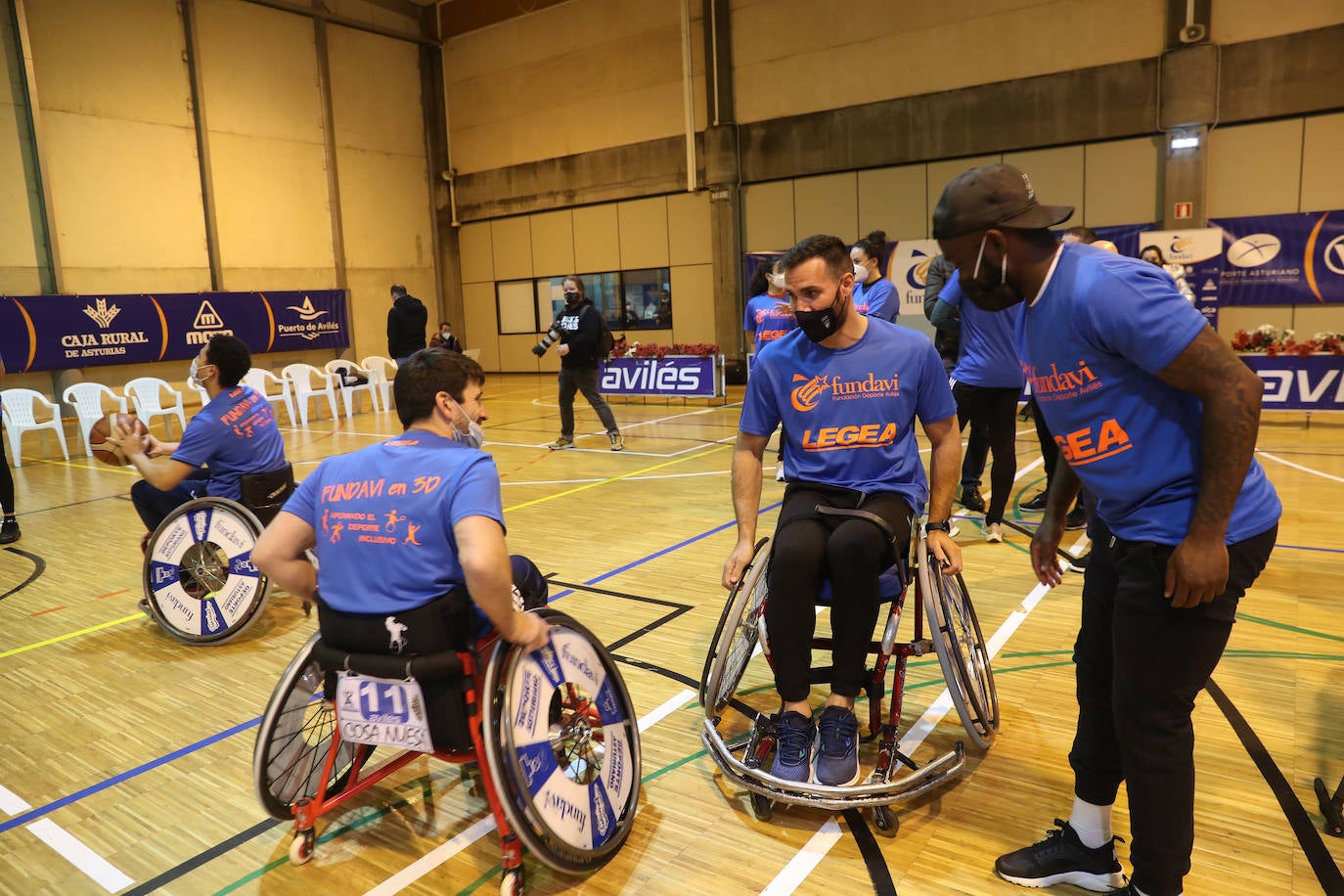 «Tenemos que hacer todo lo posible para ayudar a los deportistas adaptados». Bajo esta premisa, Avilés reunió un elenco de deportistas, entre los que había rostros muy reconocibles de gente solidarizada con la causa como Saúl Cravioto, oro olímpico en las citas de Pekín 2008 y Río de Janeiro 2016, la leyenda paralímpica Alberto Suárez, y Joaquín Alonso, el hombre que más veces vistió la camiseta del Sporting y actual representante de Relaciones Institucionales en la entidad rojiblanca.