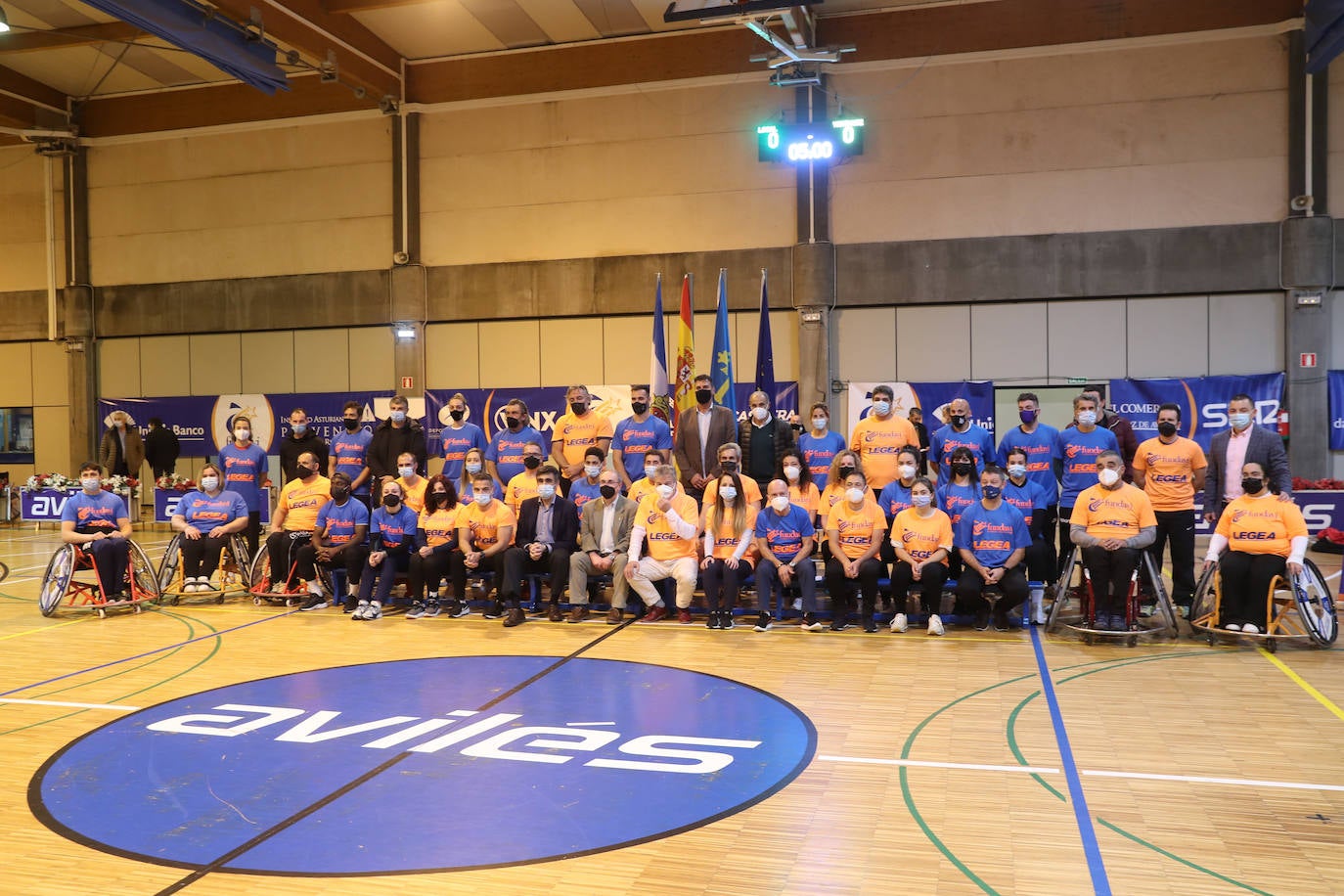 «Tenemos que hacer todo lo posible para ayudar a los deportistas adaptados». Bajo esta premisa, Avilés reunió un elenco de deportistas, entre los que había rostros muy reconocibles de gente solidarizada con la causa como Saúl Cravioto, oro olímpico en las citas de Pekín 2008 y Río de Janeiro 2016, la leyenda paralímpica Alberto Suárez, y Joaquín Alonso, el hombre que más veces vistió la camiseta del Sporting y actual representante de Relaciones Institucionales en la entidad rojiblanca.