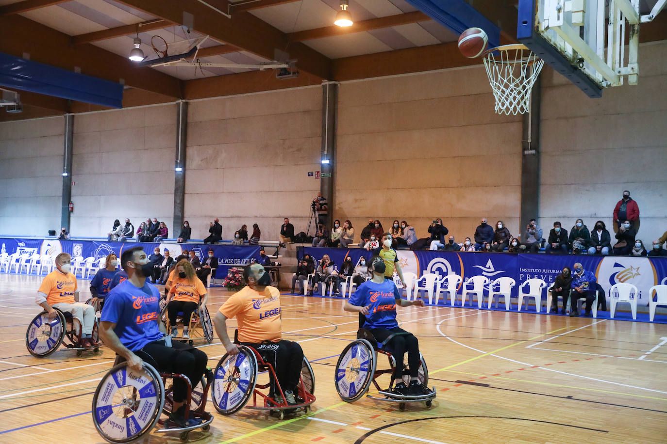 «Tenemos que hacer todo lo posible para ayudar a los deportistas adaptados». Bajo esta premisa, Avilés reunió un elenco de deportistas, entre los que había rostros muy reconocibles de gente solidarizada con la causa como Saúl Cravioto, oro olímpico en las citas de Pekín 2008 y Río de Janeiro 2016, la leyenda paralímpica Alberto Suárez, y Joaquín Alonso, el hombre que más veces vistió la camiseta del Sporting y actual representante de Relaciones Institucionales en la entidad rojiblanca.