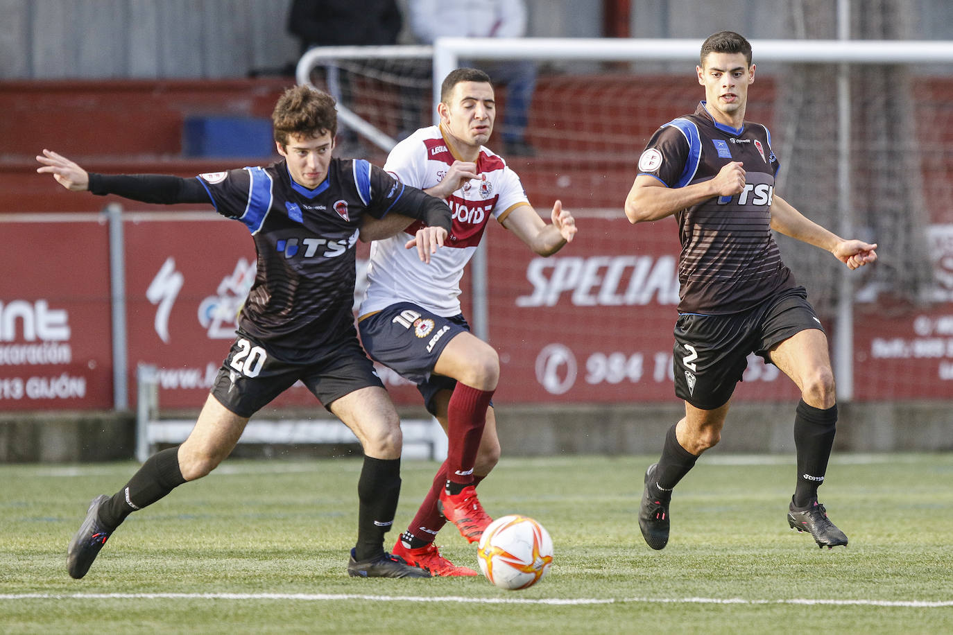 Fotos: El Hijón Industrial-TSK Roces, en imágenes