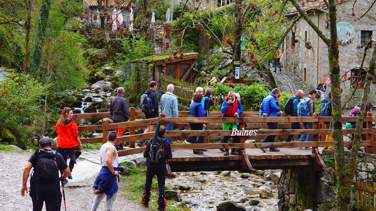 Numerosos turistas llegaron hasta Bulnes en el puente de noviembre pasado. 