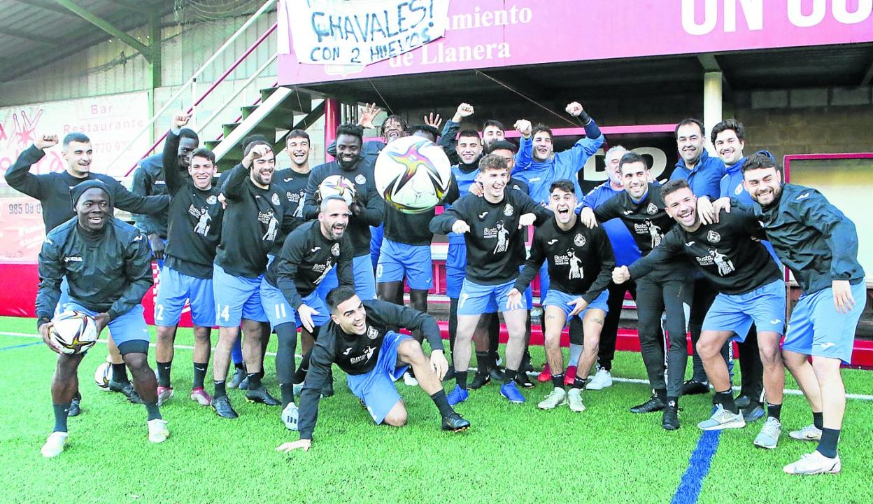 La plantilla del Llanera, conocido su el emparejamiento copero, minutos antes del inicio del entrenamiento en el campo de Pepe Quimarán. 