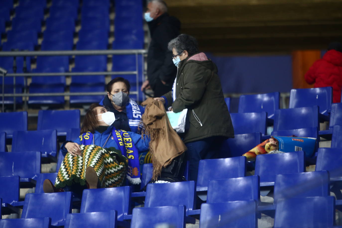 Buscate en la grada del Tartiere en el partido Real Oviedo Alcorcón