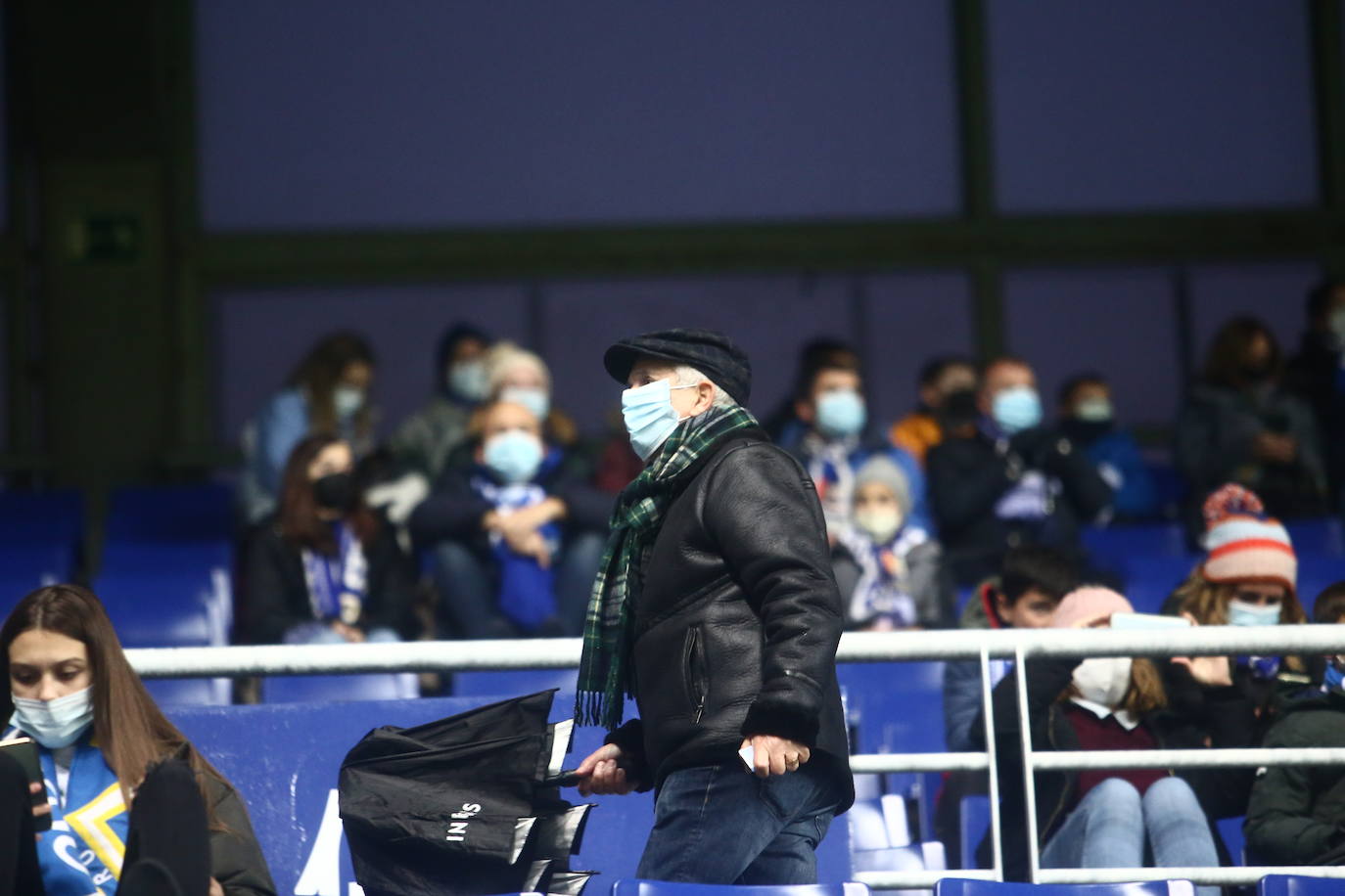 Buscate en la grada del Tartiere en el partido Real Oviedo Alcorcón