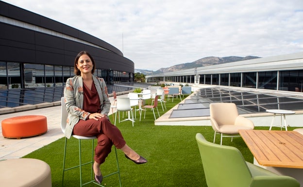 Soledat Berbegal, en la terraza exterior de la sede donde se pueden ver las placas solares y los recolectores de agua de lluvia. 