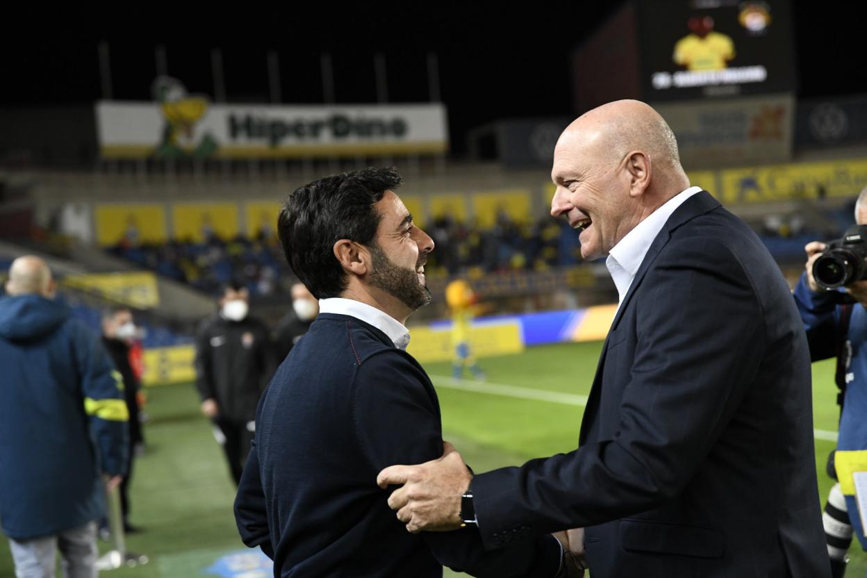 David Gallego recibe el afectuoso saludo de Pepe Mel al comienzo del partido. 