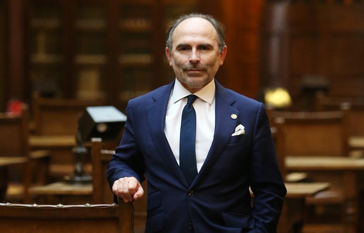 Ignacio Villaverde, en la Biblioteca del Edificio Histórico de la Universidad de Oviedo. 