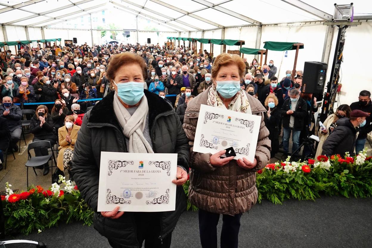 Las hermanas Vicentina y Carmina Priesca del Valle se llevaron respectivamente la Faba de Oro y de Plata de la trigésima edición de la Feria de Les Fabes de Colunga. 