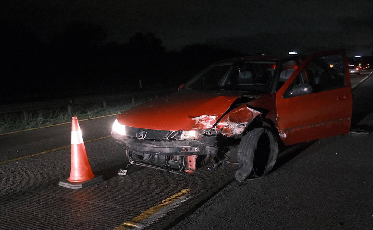 El accidente ha tenido lugar a las 18.35 horas en el kilómetro 2,4 de la autopista en sentido Oviedo, a la altura de Parque Principado. Estado de uno de los coches.