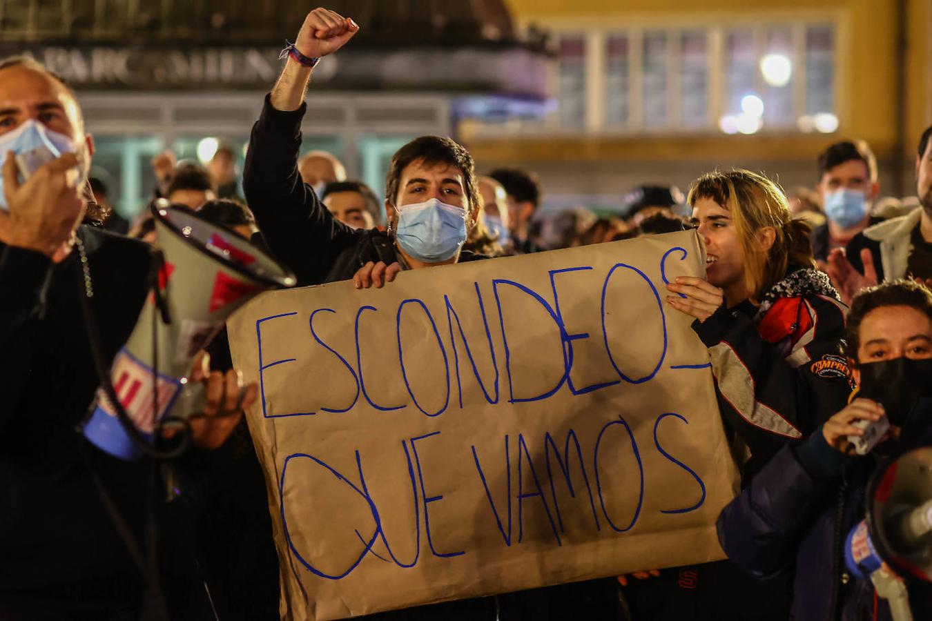 Centenares de personas muestran su apoyo a Kevin Rubio, el joven que sufrió el sábado una agresión homófoba, en una concentración en La Escandalera EN Oviedo. En ella también asistió el presidente de Asturias, Adrián Barbón, que mantuvo una conversación con la víctima y donde también anunció que se reunirán con los colectivos para la redacción de una Ley en defensa de la comunidad LGTBI y para luchar contra la LGTBIfobia.