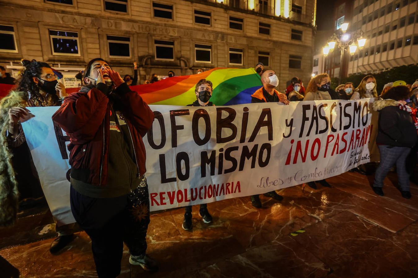 Centenares de personas muestran su apoyo a Kevin Rubio, el joven que sufrió el sábado una agresión homófoba, en una concentración en La Escandalera EN Oviedo. En ella también asistió el presidente de Asturias, Adrián Barbón, que mantuvo una conversación con la víctima y donde también anunció que se reunirán con los colectivos para la redacción de una Ley en defensa de la comunidad LGTBI y para luchar contra la LGTBIfobia.