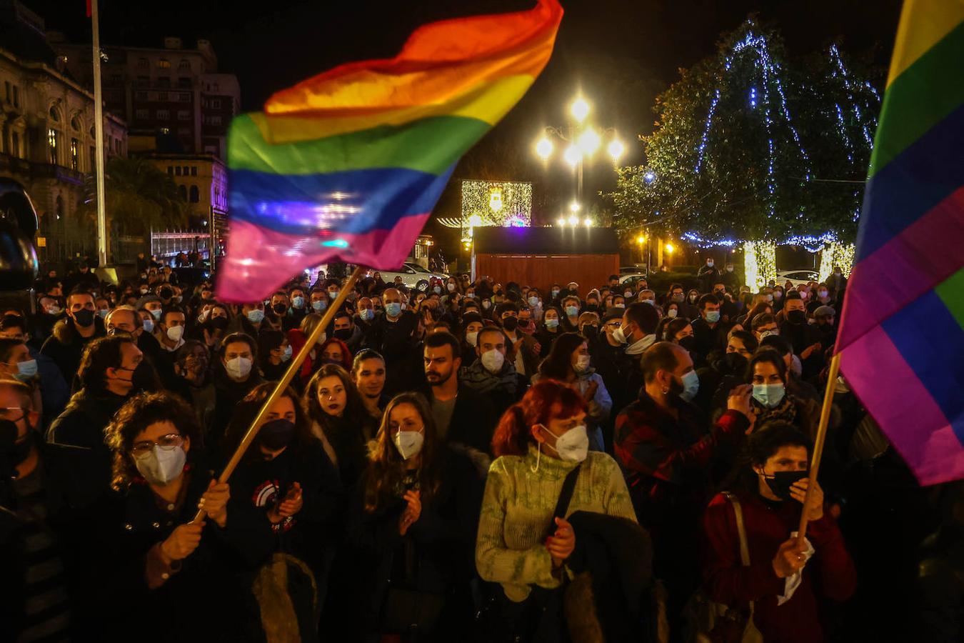 Centenares de personas muestran su apoyo a Kevin Rubio, el joven que sufrió el sábado una agresión homófoba, en una concentración en La Escandalera EN Oviedo. En ella también asistió el presidente de Asturias, Adrián Barbón, que mantuvo una conversación con la víctima y donde también anunció que se reunirán con los colectivos para la redacción de una Ley en defensa de la comunidad LGTBI y para luchar contra la LGTBIfobia.