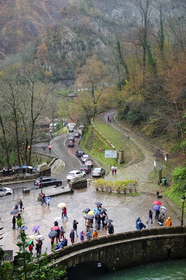 El inicio del puente de la Constitución ha vuelto a llenar el Oriente asturiano de turistas con una parada imprescindible como ha sido el santuario de Covadonga y sus alrededores. Los visitantes hicieron colas y esperas de hasta una hora con los aparcamientos llenos.