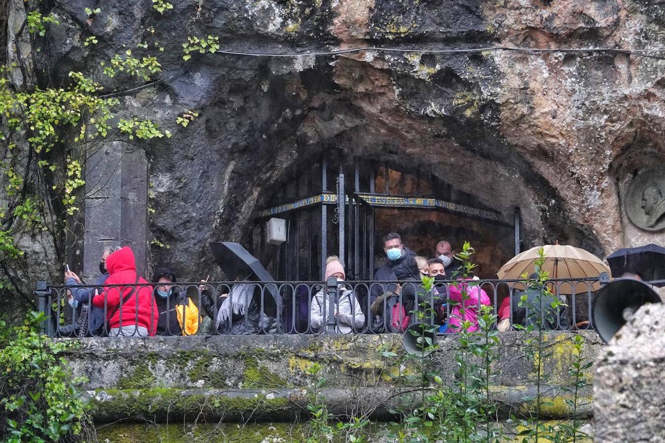 El inicio del puente de la Constitución ha vuelto a llenar el Oriente asturiano de turistas con una parada imprescindible como ha sido el santuario de Covadonga y sus alrededores. Los visitantes hicieron colas y esperas de hasta una hora con los aparcamientos llenos.