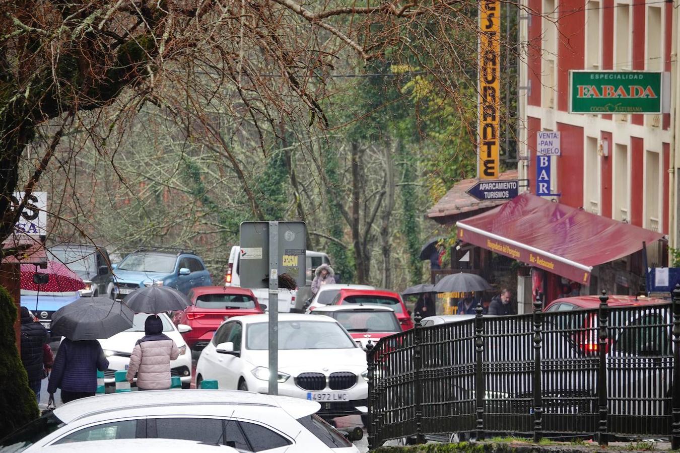 El inicio del puente de la Constitución ha vuelto a llenar el Oriente asturiano de turistas con una parada imprescindible como ha sido el santuario de Covadonga y sus alrededores. Los visitantes hicieron colas y esperas de hasta una hora con los aparcamientos llenos.