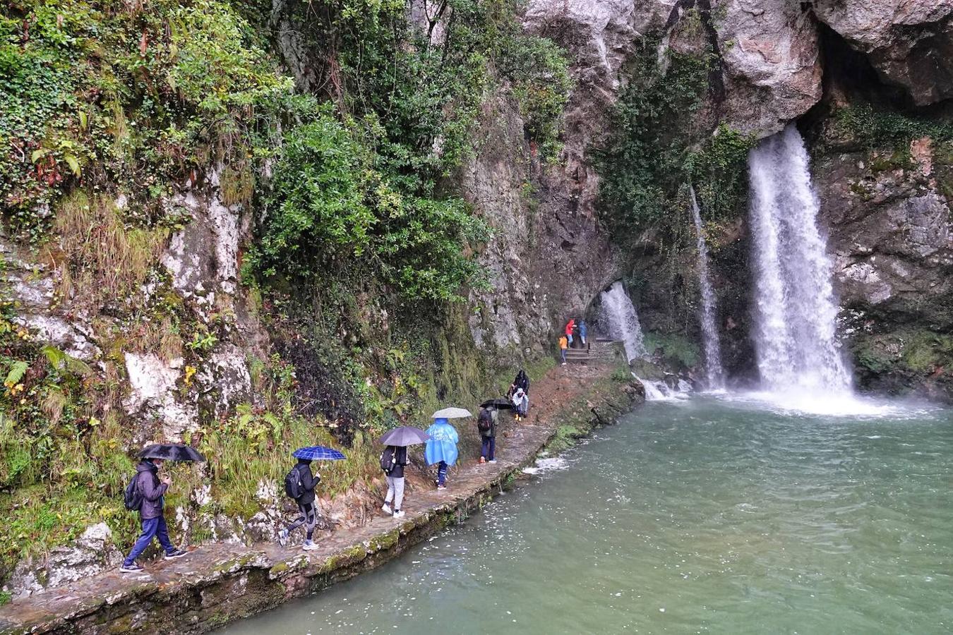 El inicio del puente de la Constitución ha vuelto a llenar el Oriente asturiano de turistas con una parada imprescindible como ha sido el santuario de Covadonga y sus alrededores. Los visitantes hicieron colas y esperas de hasta una hora con los aparcamientos llenos.