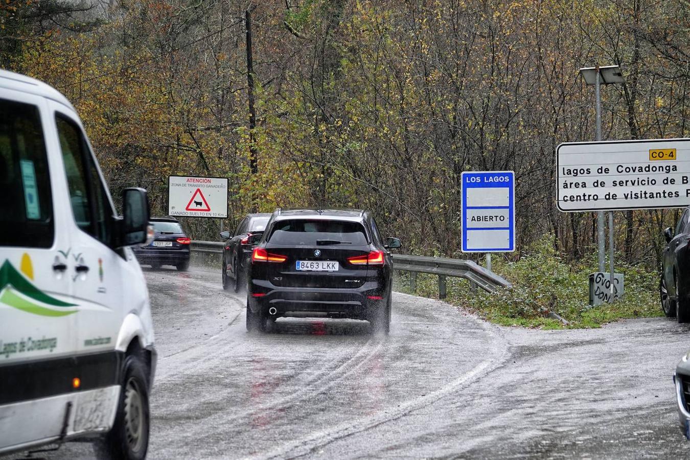 El inicio del puente de la Constitución ha vuelto a llenar el Oriente asturiano de turistas con una parada imprescindible como ha sido el santuario de Covadonga y sus alrededores. Los visitantes hicieron colas y esperas de hasta una hora con los aparcamientos llenos.