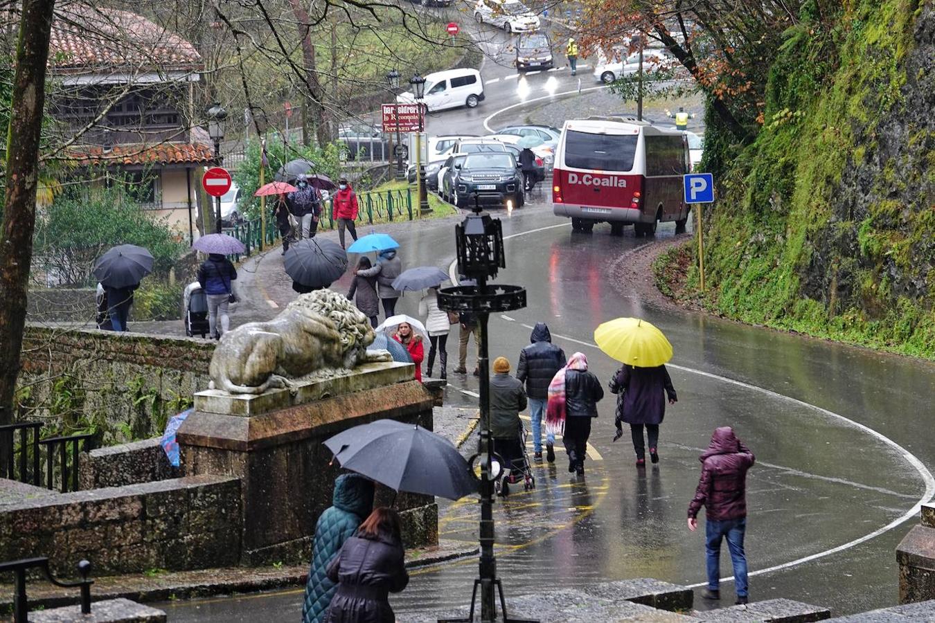 El inicio del puente de la Constitución ha vuelto a llenar el Oriente asturiano de turistas con una parada imprescindible como ha sido el santuario de Covadonga y sus alrededores. Los visitantes hicieron colas y esperas de hasta una hora con los aparcamientos llenos.