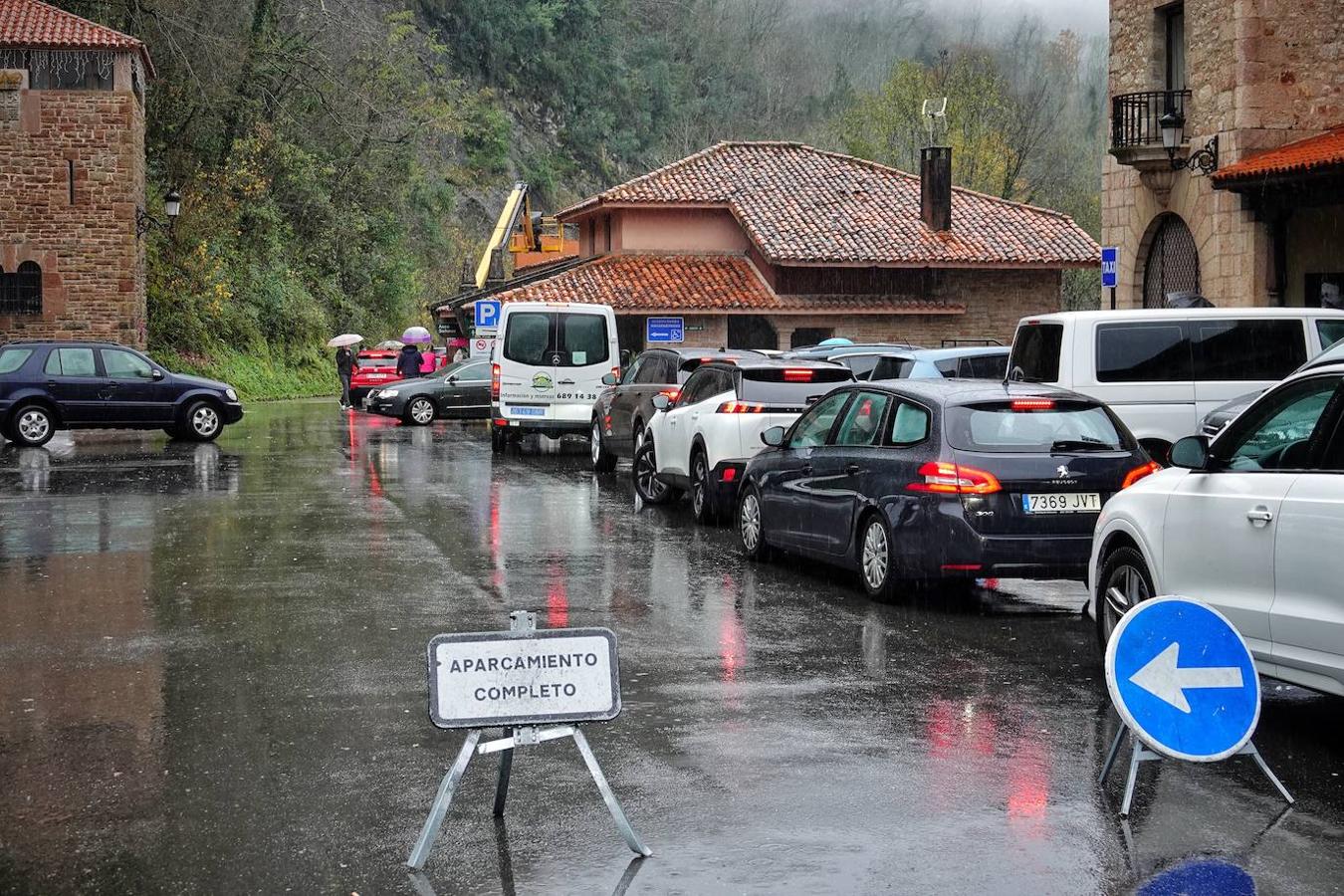 El inicio del puente de la Constitución ha vuelto a llenar el Oriente asturiano de turistas con una parada imprescindible como ha sido el santuario de Covadonga y sus alrededores. Los visitantes hicieron colas y esperas de hasta una hora con los aparcamientos llenos.