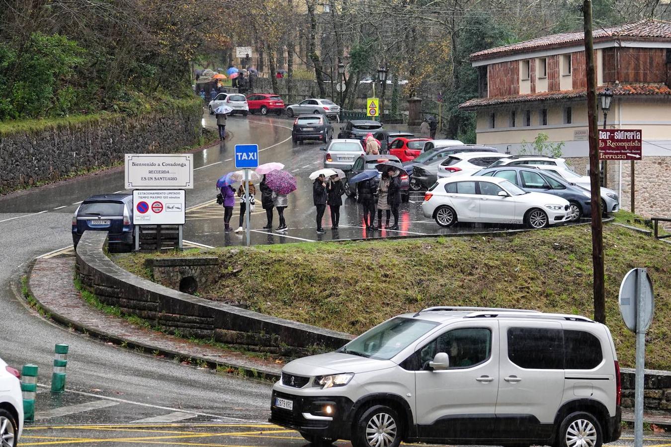 El inicio del puente de la Constitución ha vuelto a llenar el Oriente asturiano de turistas con una parada imprescindible como ha sido el santuario de Covadonga y sus alrededores. Los visitantes hicieron colas y esperas de hasta una hora con los aparcamientos llenos.