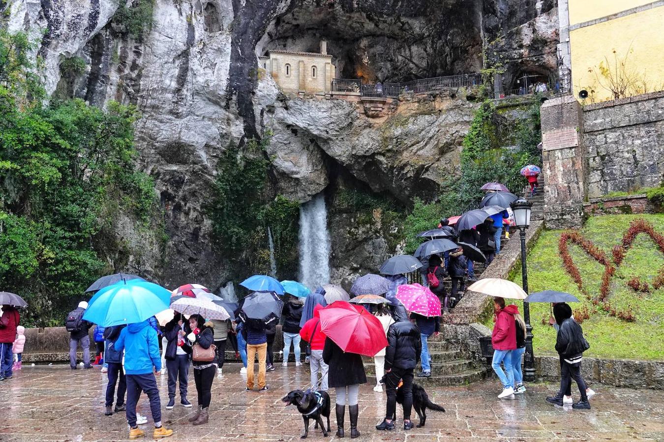 El inicio del puente de la Constitución ha vuelto a llenar el Oriente asturiano de turistas con una parada imprescindible como ha sido el santuario de Covadonga y sus alrededores. Los visitantes hicieron colas y esperas de hasta una hora con los aparcamientos llenos.