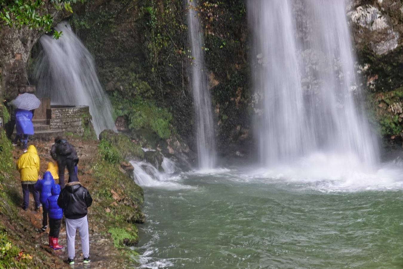 El inicio del puente de la Constitución ha vuelto a llenar el Oriente asturiano de turistas con una parada imprescindible como ha sido el santuario de Covadonga y sus alrededores. Los visitantes hicieron colas y esperas de hasta una hora con los aparcamientos llenos.