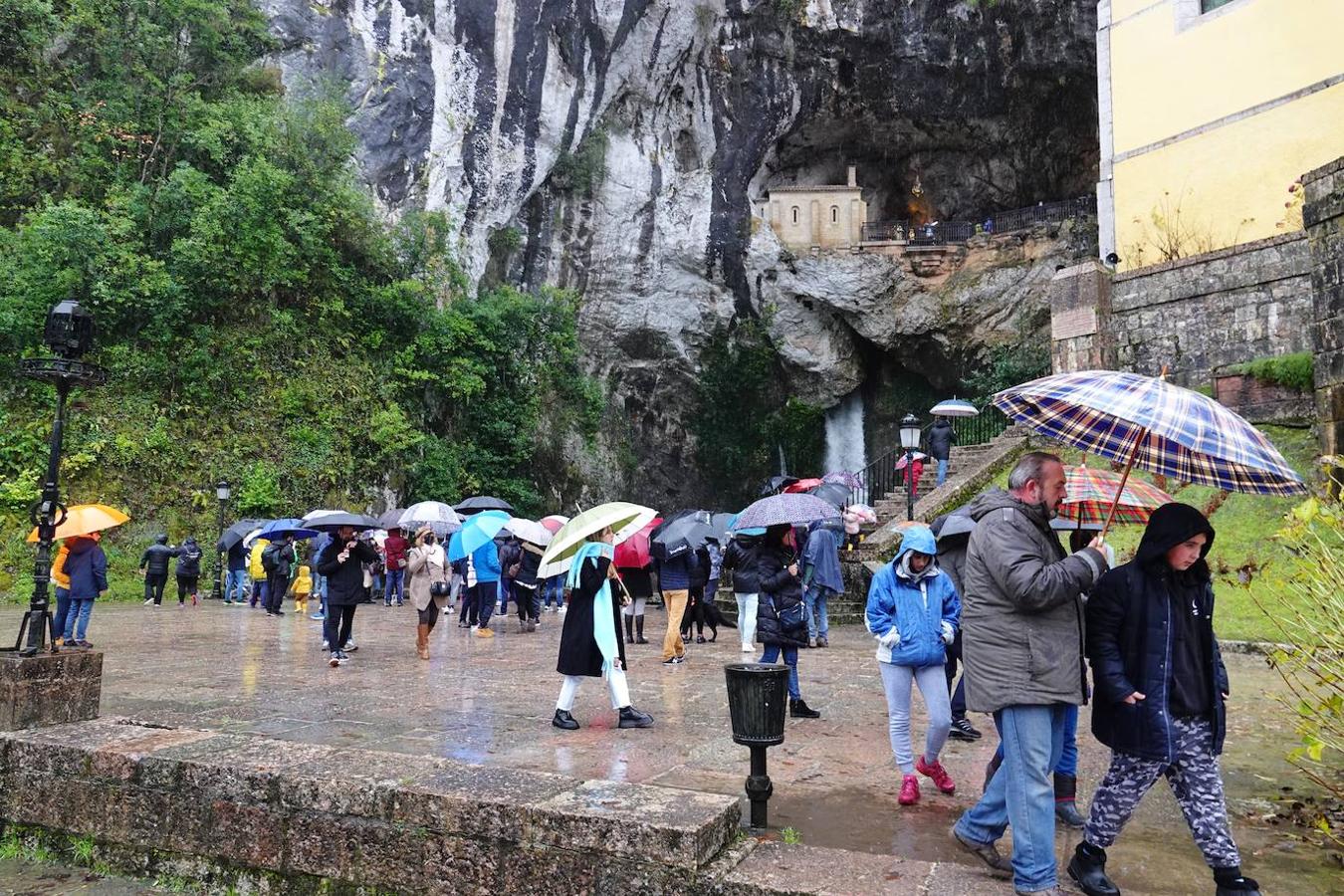 El inicio del puente de la Constitución ha vuelto a llenar el Oriente asturiano de turistas con una parada imprescindible como ha sido el santuario de Covadonga y sus alrededores. Los visitantes hicieron colas y esperas de hasta una hora con los aparcamientos llenos.