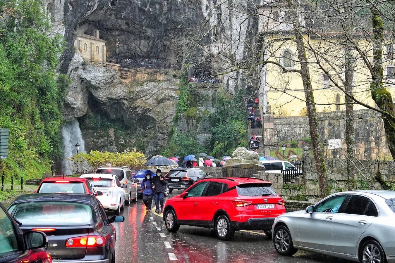 El inicio del puente de la Constitución ha vuelto a llenar el Oriente asturiano de turistas con una parada imprescindible como ha sido el santuario de Covadonga y sus alrededores. Los visitantes hicieron colas y esperas de hasta una hora con los aparcamientos llenos.