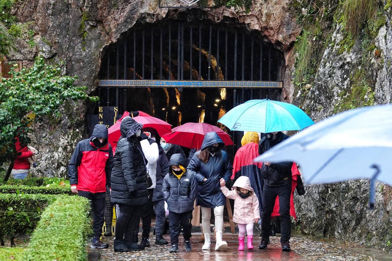 El inicio del puente de la Constitución ha vuelto a llenar el Oriente asturiano de turistas con una parada imprescindible como ha sido el santuario de Covadonga y sus alrededores. Los visitantes hicieron colas y esperas de hasta una hora con los aparcamientos llenos.