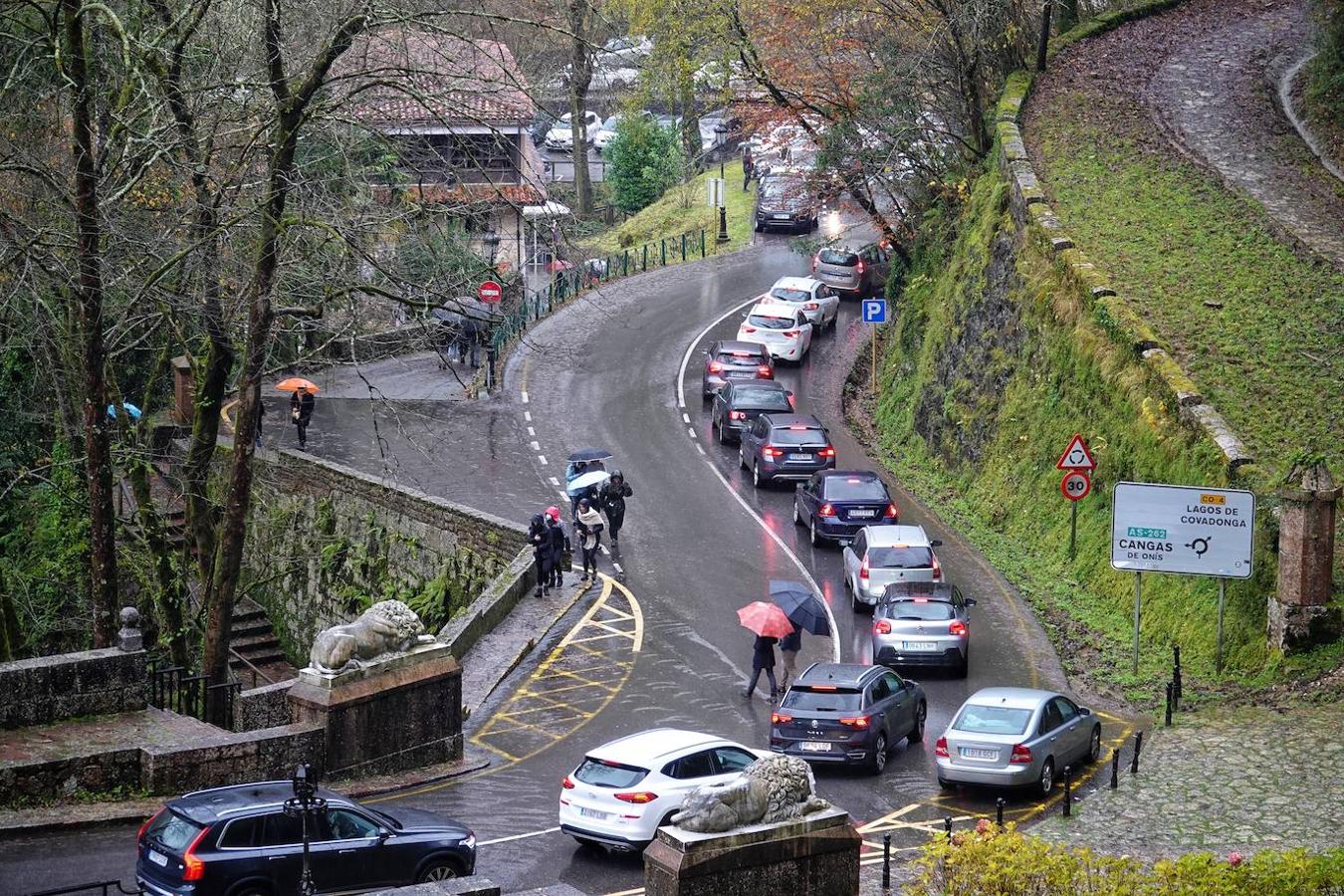 El inicio del puente de la Constitución ha vuelto a llenar el Oriente asturiano de turistas con una parada imprescindible como ha sido el santuario de Covadonga y sus alrededores. Los visitantes hicieron colas y esperas de hasta una hora con los aparcamientos llenos.