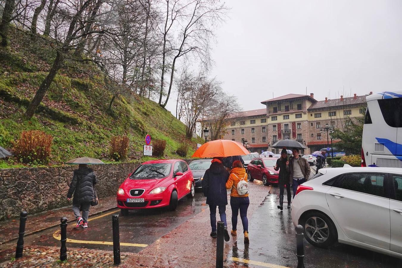 El inicio del puente de la Constitución ha vuelto a llenar el Oriente asturiano de turistas con una parada imprescindible como ha sido el santuario de Covadonga y sus alrededores. Los visitantes hicieron colas y esperas de hasta una hora con los aparcamientos llenos.