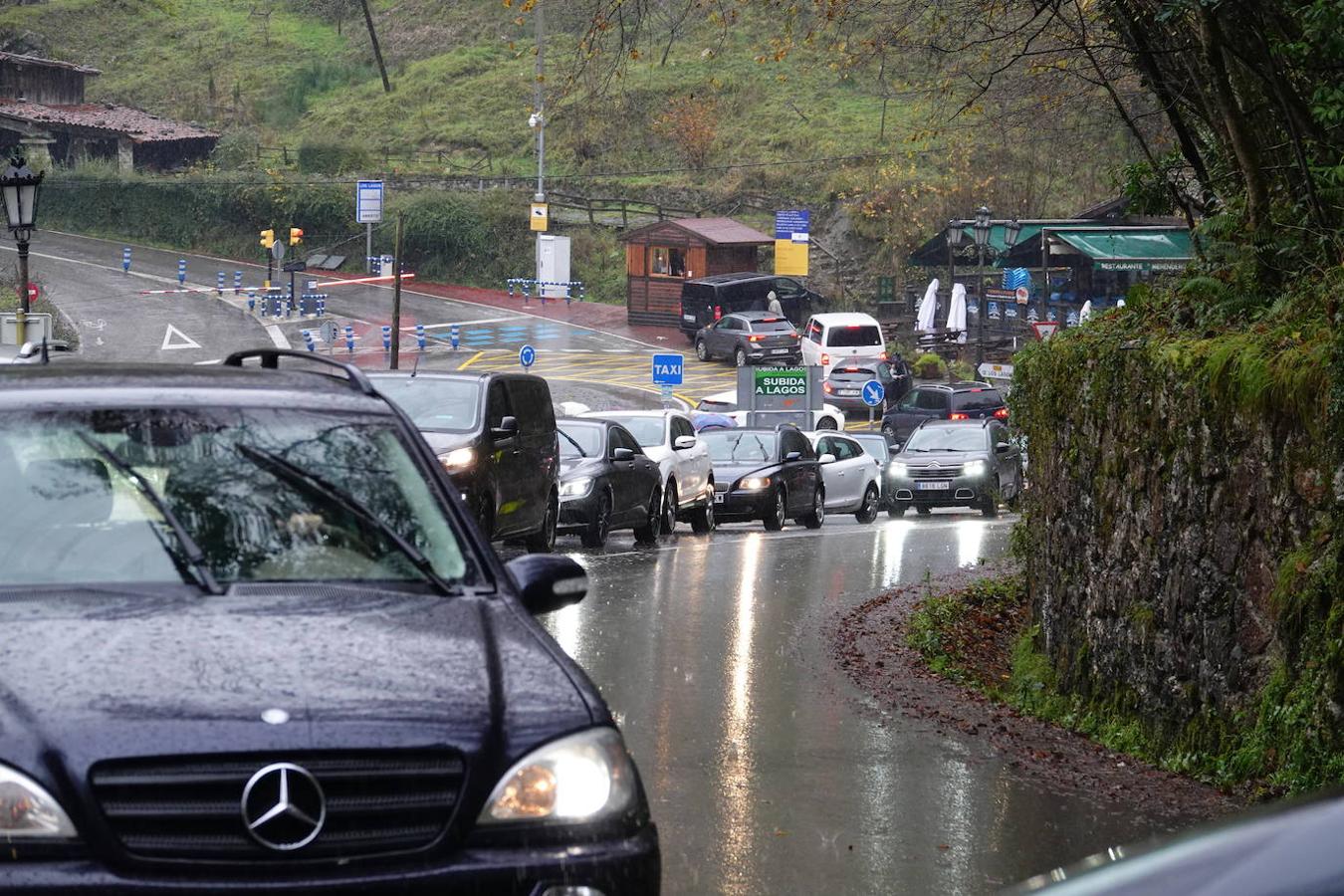 El inicio del puente de la Constitución ha vuelto a llenar el Oriente asturiano de turistas con una parada imprescindible como ha sido el santuario de Covadonga y sus alrededores. Los visitantes hicieron colas y esperas de hasta una hora con los aparcamientos llenos.