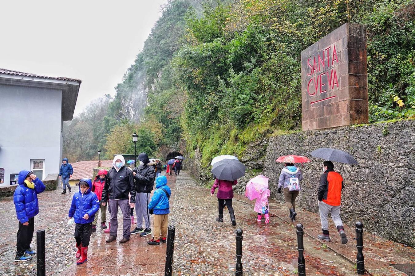 El inicio del puente de la Constitución ha vuelto a llenar el Oriente asturiano de turistas con una parada imprescindible como ha sido el santuario de Covadonga y sus alrededores. Los visitantes hicieron colas y esperas de hasta una hora con los aparcamientos llenos.