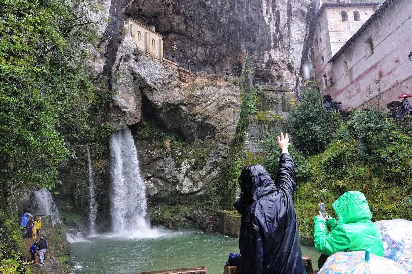 El inicio del puente de la Constitución ha vuelto a llenar el Oriente asturiano de turistas con una parada imprescindible como ha sido el santuario de Covadonga y sus alrededores. Los visitantes hicieron colas y esperas de hasta una hora con los aparcamientos llenos.