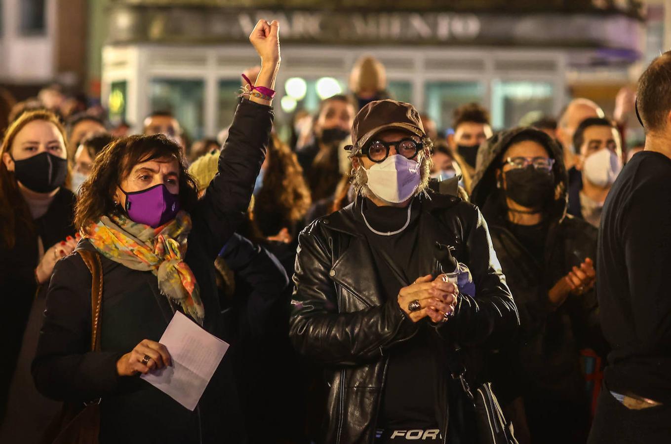 Centenares de personas muestran su apoyo a Kevin Rubio, el joven que sufrió el sábado una agresión homófoba, en una concentración en La Escandalera EN Oviedo. En ella también asistió el presidente de Asturias, Adrián Barbón, que mantuvo una conversación con la víctima y donde también anunció que se reunirán con los colectivos para la redacción de una Ley en defensa de la comunidad LGTBI y para luchar contra la LGTBIfobia.