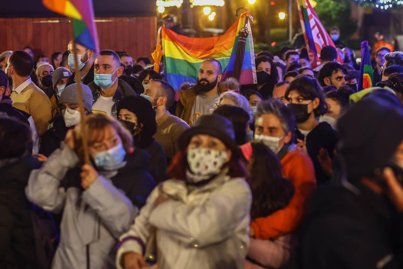 Centenares de personas muestran su apoyo a Kevin Rubio, el joven que sufrió el sábado una agresión homófoba, en una concentración en La Escandalera EN Oviedo. En ella también asistió el presidente de Asturias, Adrián Barbón, que mantuvo una conversación con la víctima y donde también anunció que se reunirán con los colectivos para la redacción de una Ley en defensa de la comunidad LGTBI y para luchar contra la LGTBIfobia.