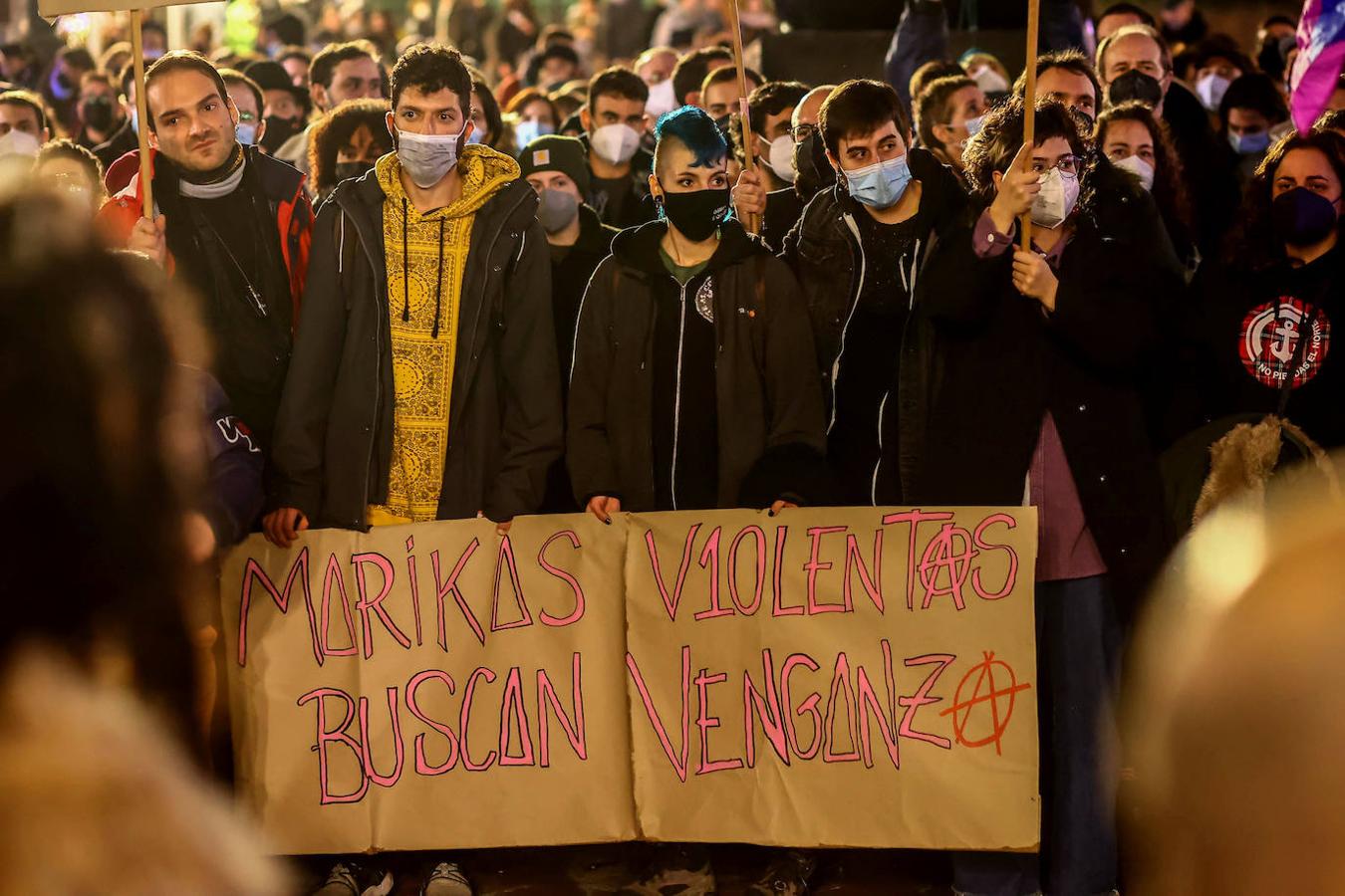 Centenares de personas muestran su apoyo a Kevin Rubio, el joven que sufrió el sábado una agresión homófoba, en una concentración en La Escandalera EN Oviedo. En ella también asistió el presidente de Asturias, Adrián Barbón, que mantuvo una conversación con la víctima y donde también anunció que se reunirán con los colectivos para la redacción de una Ley en defensa de la comunidad LGTBI y para luchar contra la LGTBIfobia.