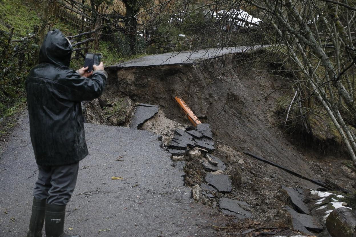 Las intensas lluvias provocaron el hundimiento de la calzada de la carretera de Pendones, en el concejo de Caso. 