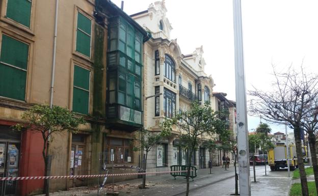 Destrozos de una fachada de la calle Llanes en Gijón.