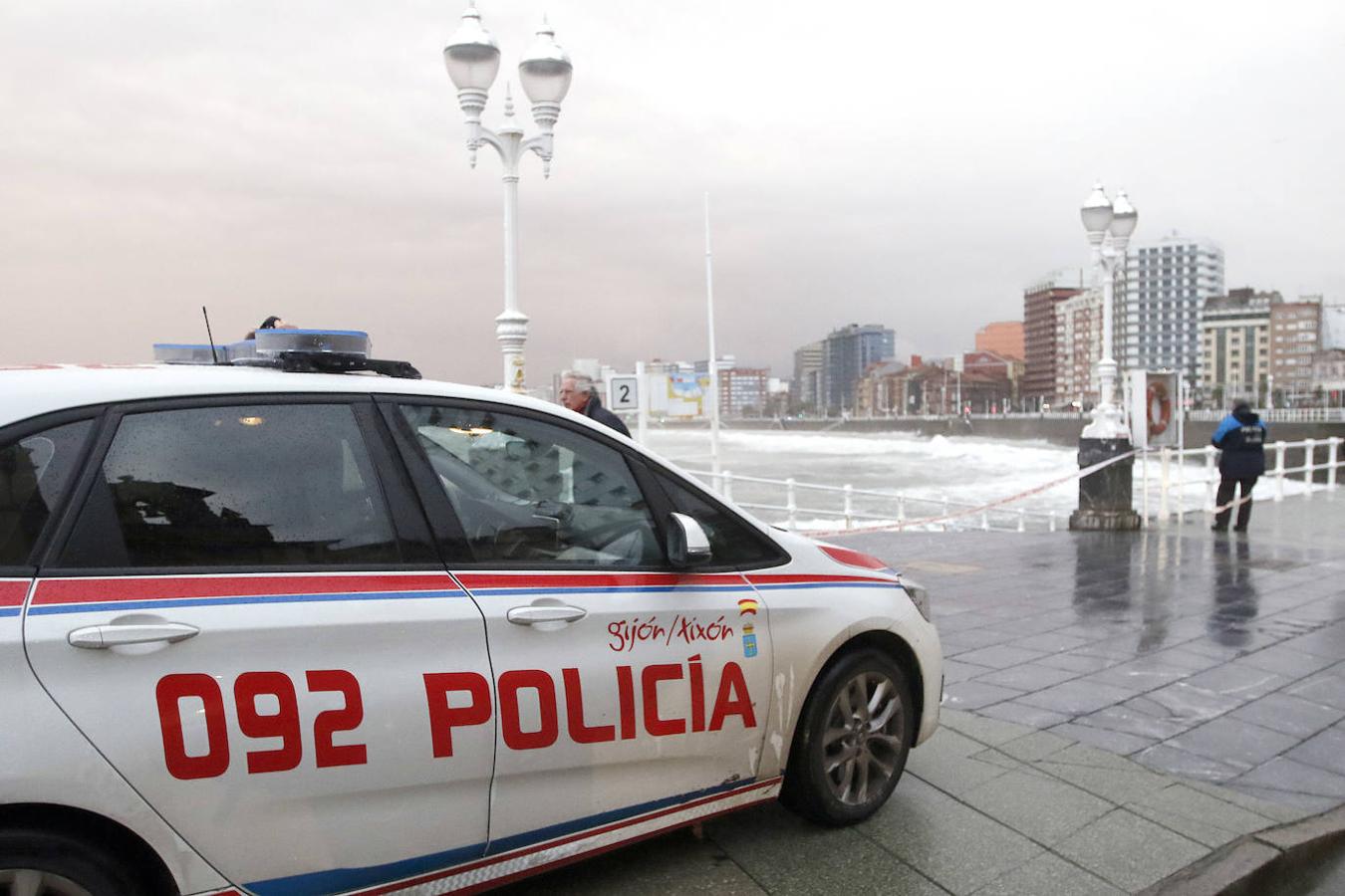 Fotos: El temporal no da tregua en Gijón con fuertes rachas de viento y olas