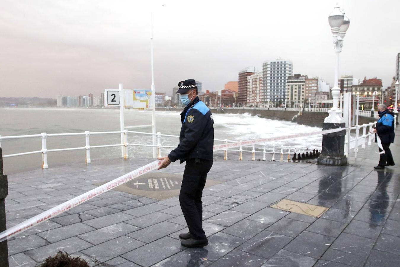 Fotos: El temporal no da tregua en Gijón con fuertes rachas de viento y olas