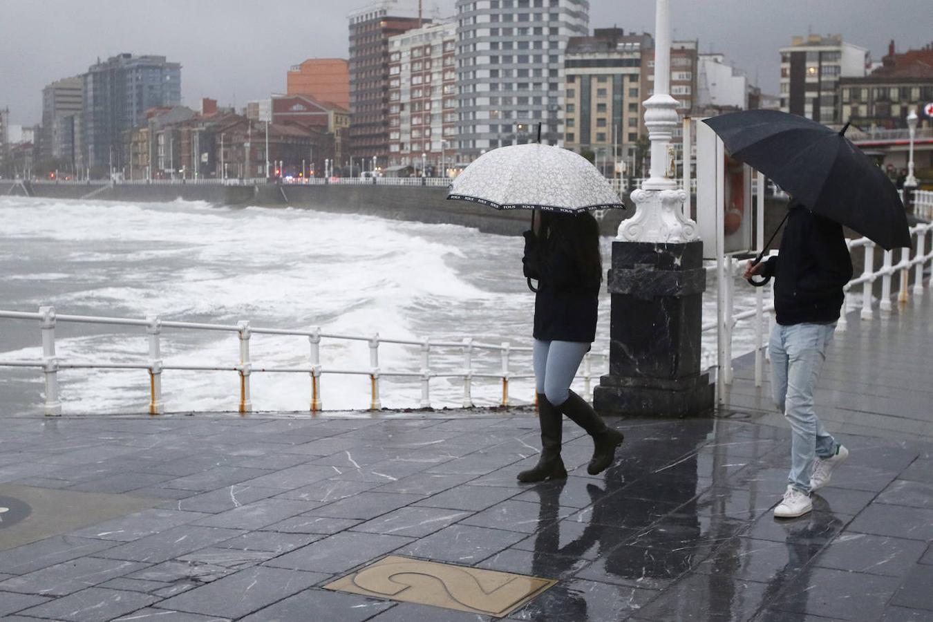 Fotos: El temporal no da tregua en Gijón con fuertes rachas de viento y olas