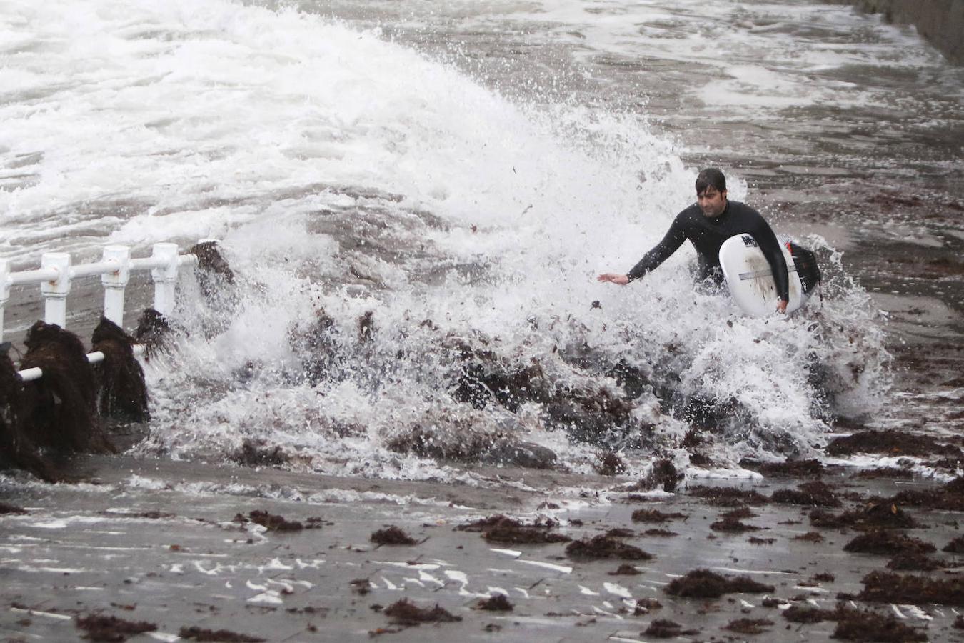 Fotos: El temporal no da tregua en Gijón con fuertes rachas de viento y olas