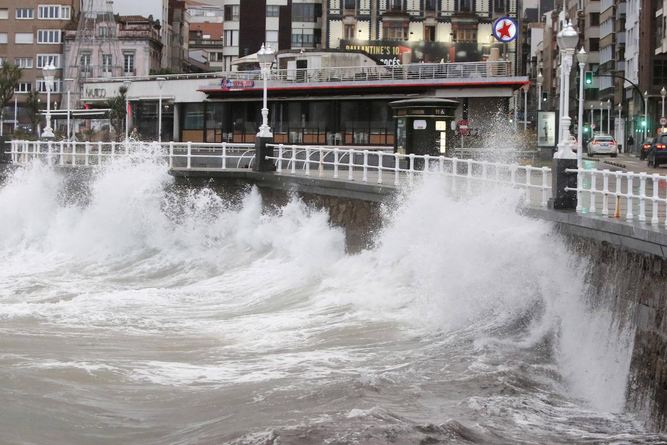 Fotos: El temporal no da tregua en Gijón con fuertes rachas de viento y olas