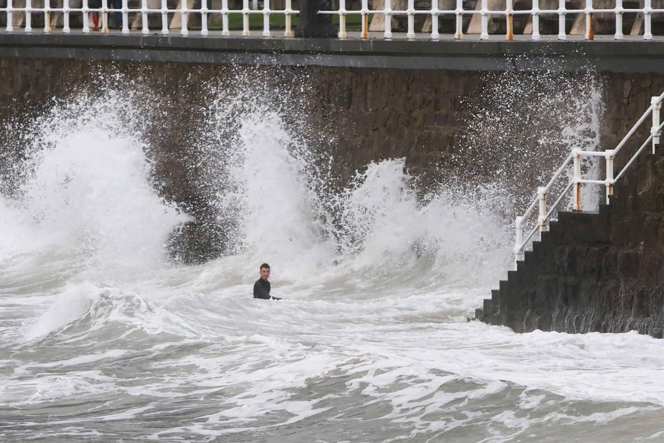 Fotos: El temporal no da tregua en Gijón con fuertes rachas de viento y olas