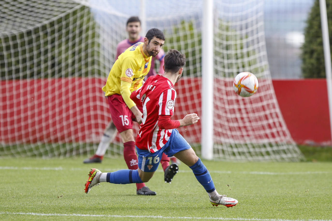 Fotos: Las mejores imágenes de la victoria del Sporting B ante el Navarro