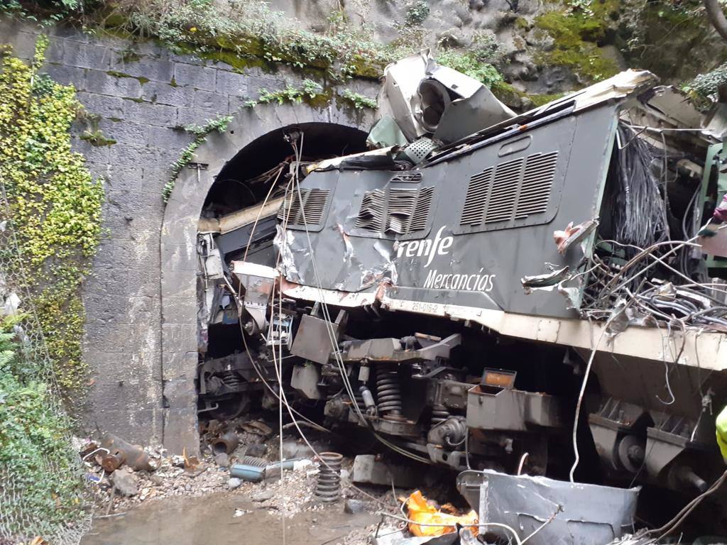 Diez días lleva Asturias sin tráfico ferroviario con la meseta por un argayo entre las estaciones de Campomanes y Puente de los Fierros que provocó el descarrilamiento de un tren de mercancías.