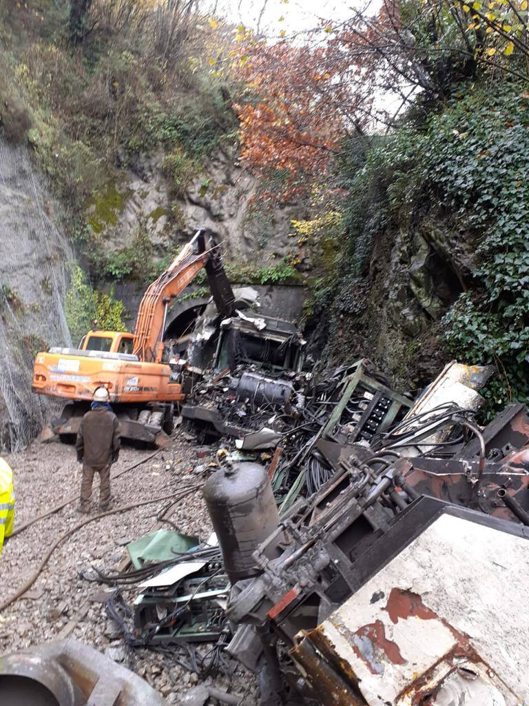 Diez días lleva Asturias sin tráfico ferroviario con la meseta por un argayo entre las estaciones de Campomanes y Puente de los Fierros que provocó el descarrilamiento de un tren de mercancías.